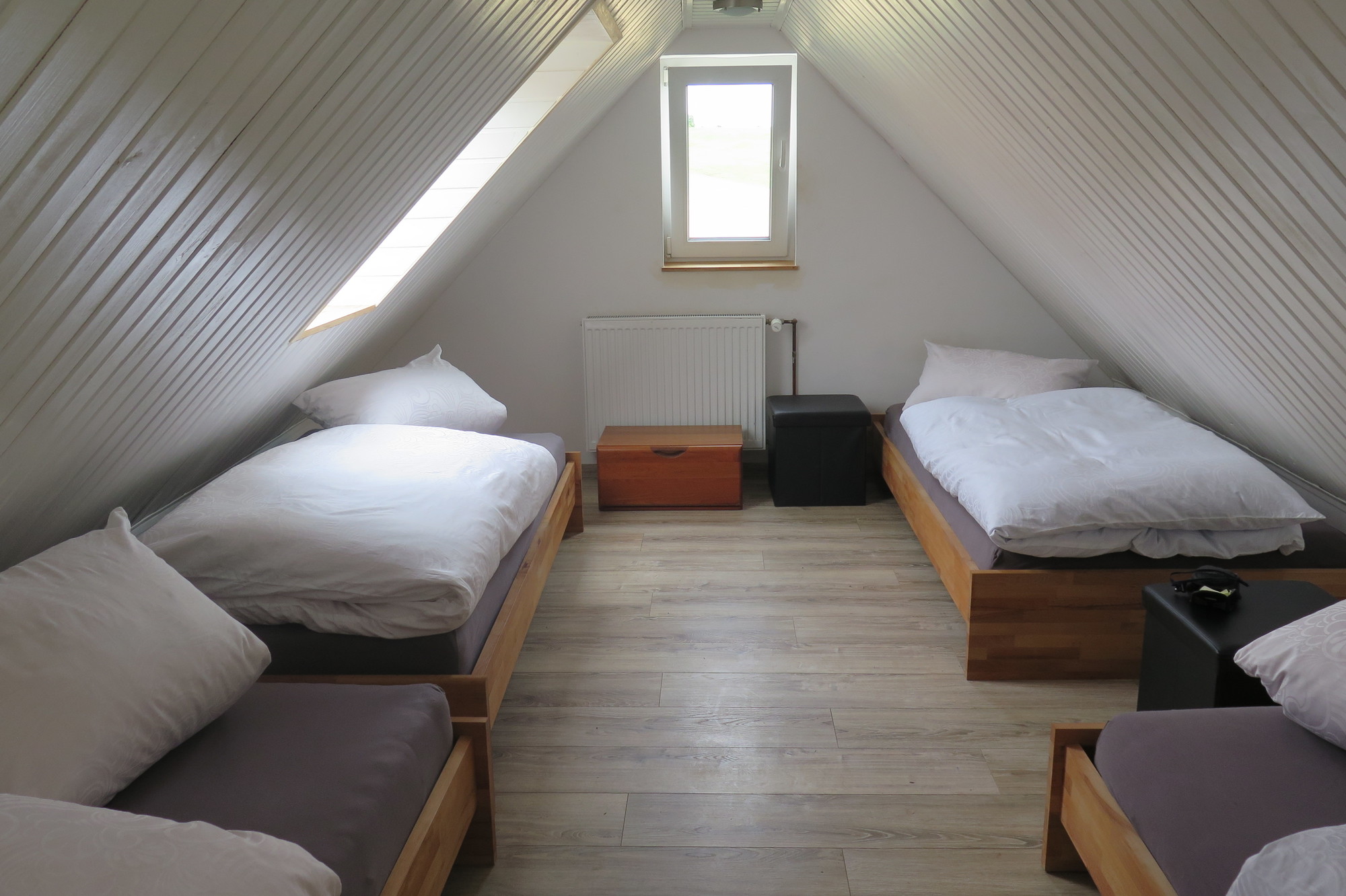 Zimmer mit 4 Betten unter dem Dach